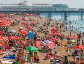 英国天气:英国气象局预测，今天气温将达到30摄氏度，地图将变成火红色