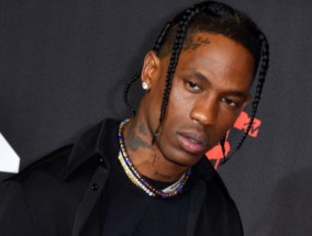 特拉维斯·斯科特(Travis Scott)在镜头前摆姿势，但没人注意:看