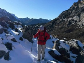 女孩登顶雪山后失明，大风大雪，手机无信号，所幸她有个靠谱队友